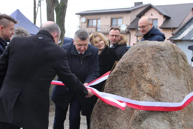 Uroczystości odsłonięcia pomnika upamiętniającego stacjonujące w Sobkowie wojska generała Mariana Langiewicza. Więcej na kolejnych zdjęciach.