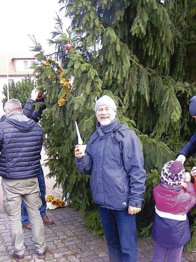 Fordoniacy sami ubierali w świąteczne ozdoby choinkę, która stanęła na rynku, teraz będą przy niej wspólnie kolędować