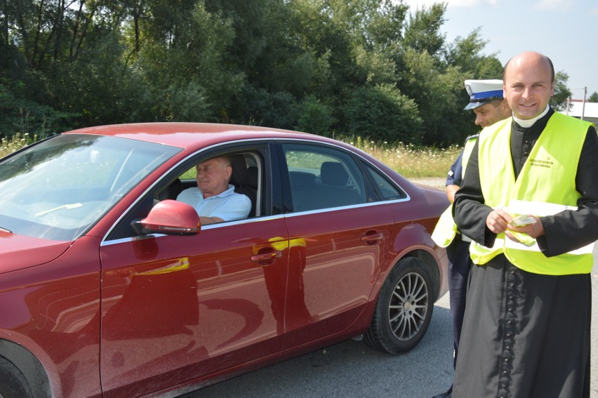 Wielka Wieś. Nietypowy patrol drogówki. Policjantom towarzyszył ksiądz [ZDJĘCIA]