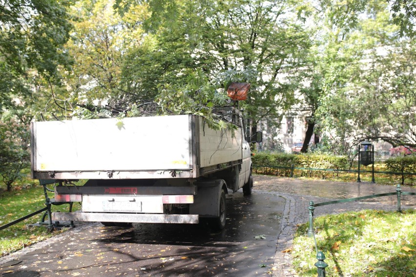 Orkan Ksawery w Krakowie. Wielkie sprzątanie na Plantach [ZDJĘCIA]