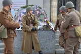 79. rocznica wybuchu II wojny światowej w Katowicach ZDJĘCIA Rekonstruktorzy na rynku przed Teatrem Śląskim