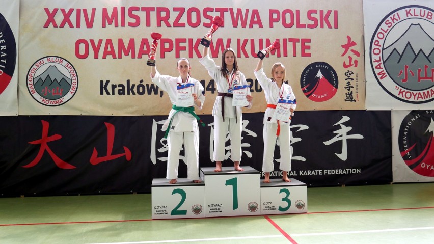 Malwina Matyjanek (w środku) mistrzyni Polski w karate oyama...