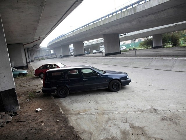 W ciągu ostatnich dni samochodów parkowało tu niewiele. Kierowcy nie wiedzą jeszcze, że pod Trasa Zamkowa mają nowy, bezpłatny parking.