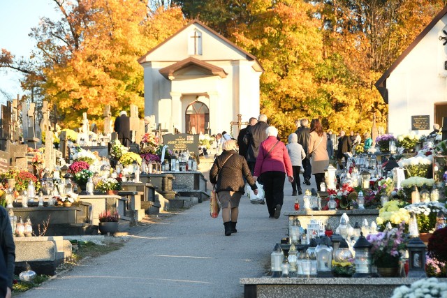 Cmentarz w Łopusznie w powiecie kieleckim jest już przygotowany na Wszystkich Świętych. W niedzielę, 31 października, mieszkańcy mieli ostatnią szansę, by zrobić porządki. Wiele osób wciąż kupowało kwiaty i znicze, część z nich zapalała już świeczki na grobach najbliższych. Zobaczcie zdjęcia>>>>