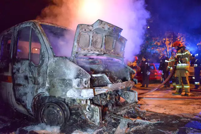 Pożar na osiedlu Kazanów w Przemyślu zauważono w poniedziałek około godz. 1 w nocy. Na ul. Opalińskiego zadysponowano dwa zastępy strażaków i patrol policji. Pożarem objęta była laweta i znajdujący się na niej samochód BMW. Palił się także hyundai zaparkowany przed lawetą. Okoliczności zdarzenia ustalają policjanci.• W Przemyślu spłonęła ciężarówka do połowy wypełniona oponami. Do akcji gaśniczej zadysponowano 5 zastępów strażaków [ZDJĘCIA]• Pożar czterech samochodów w komisie w Ostrowie pod Przemyślem [ZDJĘCIA]Zobacz też: 18 samochodów spłonęło na parkingu pomocy drogowej w Gorzowie Wielkopolskim