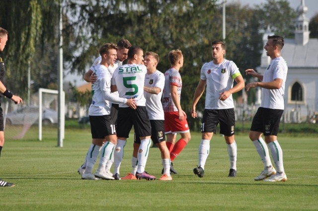 W środę 11 listopada Stal Stalowa Wola pokonała na własnym boisku Orlęta Radzyń Podlaski 2:1. Sprawdź, jak oceniliśmy zielono-czarnych za to spotkanie w skali 1-10!