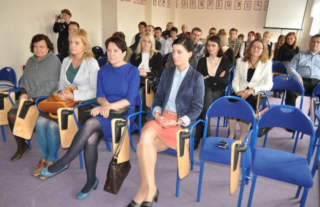 Część cegiełek na sztandar wykupią także nauczyciele i pracownicy Gimnazjum nr 3, którzy tworzą społeczność szkolną razem z uczniami i rodzicami.