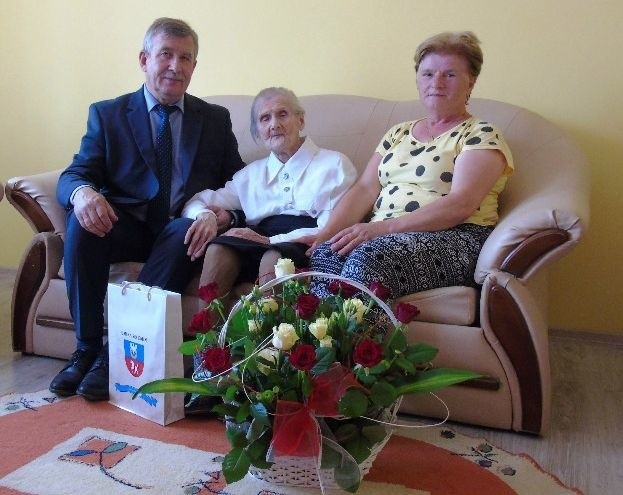 26 czerwca Stefania Polak z Secemina skończyła 101 lat. Na zdjęciu z wójtem gminy Tadeuszem Piekarskim i synową Alfredą.