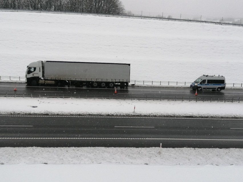 Ciężarówka blokowała pas ruchu na S19 w Rzeszowie [ZDJĘCIA]