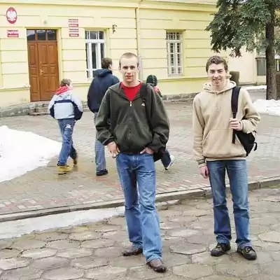 Mariusz Gorlewski (z lewej) i Michał Franciszkiewicz uczą się w pierwszej klasie LO w Różanymstoku. Pierwszy z nich dojeżdża na zajęcia z Dąbrowy, a drugi z Krugła. &#8211; Wolelibyśmy dalej dojeżdżać niż zmieniać szkołę. Nasza jest OK &#8211; mówią.