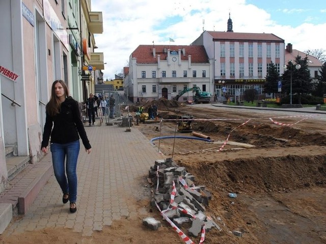 Na koronowskim rynku, przed ratuszem, hałdy rozkopanej ziemi. Turyści, którzy zjadą tu latem nie będą zachwyceni