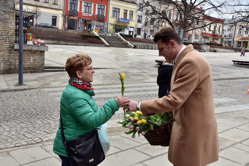 Gorlice. Symboliczny kwiatek oraz najlepsze życzenia dla wszystkich Pań. Tak burmistrz Rafał Kukla uczcił 8 dzień marca [ZDJĘCIA]