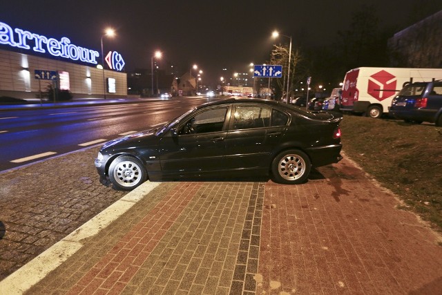 (pij)Do zdarzenia doszło w sobotę, 12 marca wieczorem na ul. Dąbrówki w Zielonej Górze. Pijany kierowca wsiadł do bmw, włączył silnik i ruszył do przodu. Samochód zjechał ze skarpy, wjechał na chodnik i zatrzymał się dopiero na wysokim krawężniku. Tam do kierowcy podbiegli przypadkowi świadkowie. Wyciągnęli mężczyznę z auta i wezwali policję.Patrol zielonogórskiej drogówki przejął kierowcę. Kiedy 22-latek dmuchnął w alkomat okazało się, że ma ponad 3 promile alkoholu w wydychanym powietrzu. Był kompletnie pijany. Mężczyzna miał wiele szczęścia. Przejechał przez chodnik tuż koło przystanku autobusowego. To bardzo uczęszczane miejsce. Gdyby chodnikiem ktoś szedł doszłoby do tragedii.Policjanci przewieźli pijanego kierowcę na komendę. Grożą mu surowe konsekwencje karne. Za jazdę po pijanemu może trafić do więzienia nawet na dwa lata. Prawo jazdy straci na czas nie krótszy niż 3 lata, zapłaci grzywnę nie niższą niż 5 tys. zł.