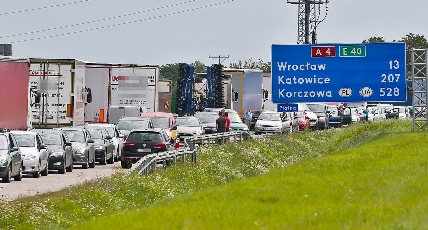 Karambol na A4 przy węźle Bielany. Potężne utrudnienia po zderzeniu ciężarówki i 3 aut osobowych