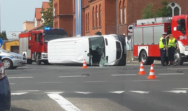 Do zdarzenia doszło w sobotę, 15 czerwca, około godziny 9.30 na skrzyżowaniu przy Domu Miłosierdzia w Koszalinie. Kierowca busa został przewieziony do szpitala.Kierująca samochodem marki lancia kobieta, jadąc aleją Monte Cassino w kierunku ulicy Władysława IV, nie ustąpiła pierwszeństwa przejazdu kierującemu mercedesem sprinterem. W wyniku zderzenia pojazdów mercedes przewrócił się na bok. Kierowca trafił do szpitala.Uczestnicy zdarzenia byli trzeźwi. Postępowanie wyjaśniające prowadzi koszalińska policja.Zobacz także: Koszalin: wypadek na al. Monte Cassino - zderzenie auta osobowego i skutera