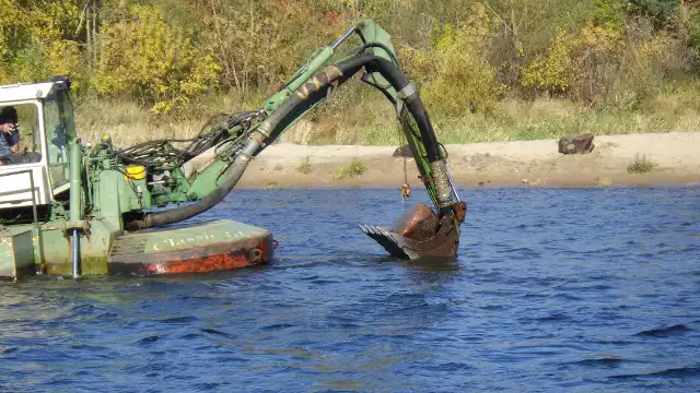 Na rzece Narew prowadzone są prace polegające na usuwaniu przeszkód i niebezpieczeństw z drogi żeglownej