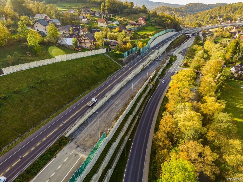 Budowa ekspresowej S7. Przed wjazdem do tunelu zakopianki pomiędzy Lubniem a Rabką układają już asfalt [ZDJĘCIA Z LOTU PTAKA]