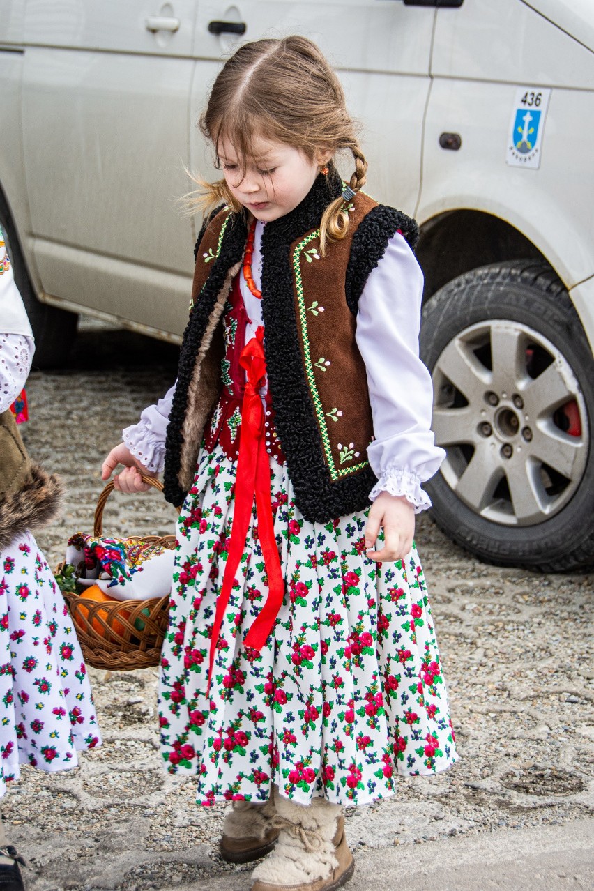 Podhale. Górale święcili koszyczki. W pandemicznej rzeczywistości, ale tradycja została zachowana [ZDJĘCIA]