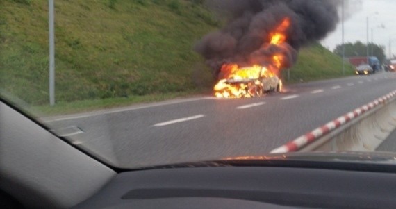 Płonący samochód na A4 w Rudzie Śląskiej