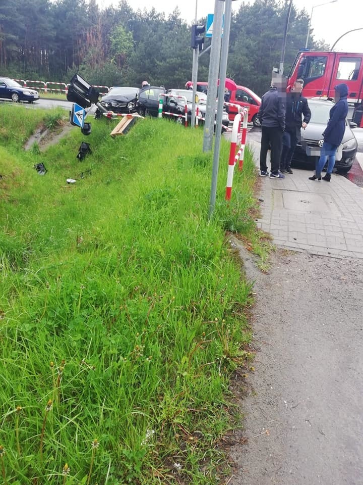 Dwa samochody zderzyły się na obwodnicy Olkusza. Uszkodzona sygnalizacja na drodze wojewódzkiej 791 