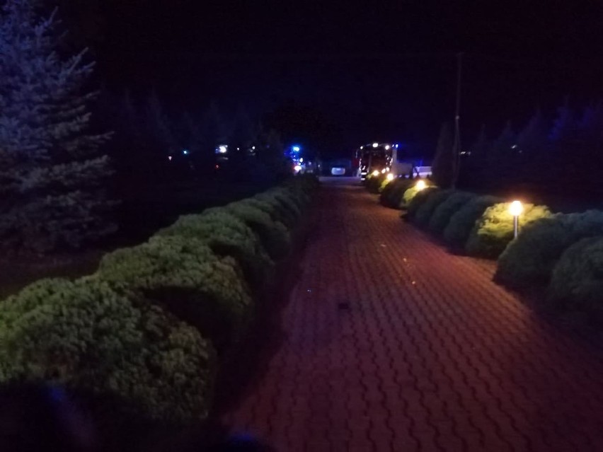 Pożar domu w Odrzywołku w gminie Belsk Duży. Na miejscu pracowało siedem jednostek straży pożarnej