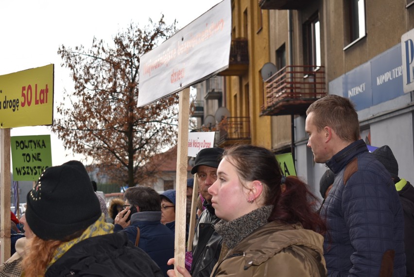 Władze powiatu olkuskiego chcą oddać miliony dotacji. Mieszkańcy Osieka protestują. Zablokowali główną ulicę Olkusza
