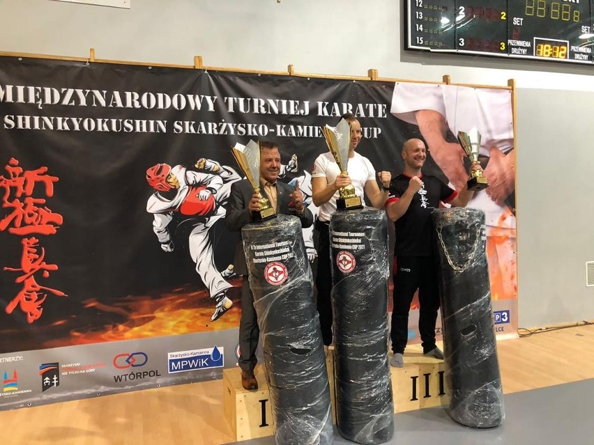 Grad medali dla zawodników Kieleckiego Klubu Sportowego Karate i pierwsze miejsce dla drużyny na turnieju w Skarżysku - Kamiennej [ZDJĘCIA] 