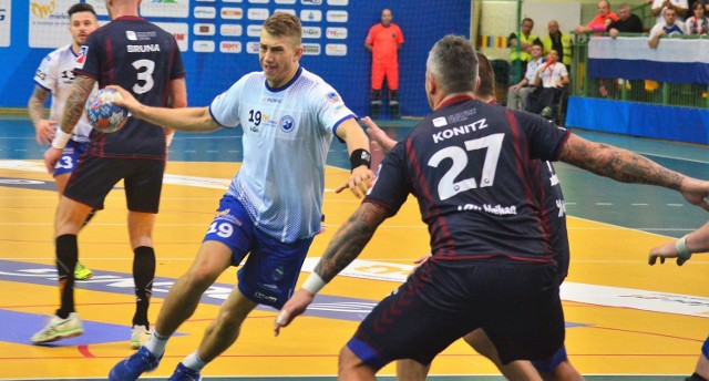 Wiktor Kawka gra w Stali z numerem 19, tym samym który przez kilka sezonów nosił na koszulce Rafał Gliński, były kapitan Stali.