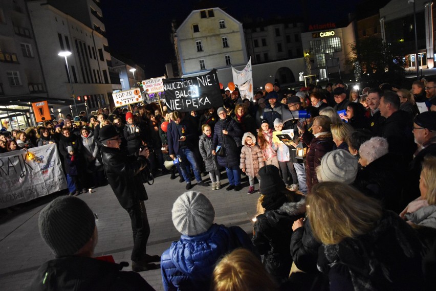 Kilkuset opolan, w tym pracowników oświaty, pojawiło się na...