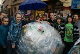 Rybnik: Dzieciaki zbudowały gigantyczne kule z plastiku