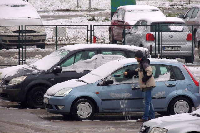 W Bydgoszczy już pada marznący deszcz ze śniegiem. Tak będzie do rana. Kierowcy przygotujcie się na niekorzystne warunki na drogach!