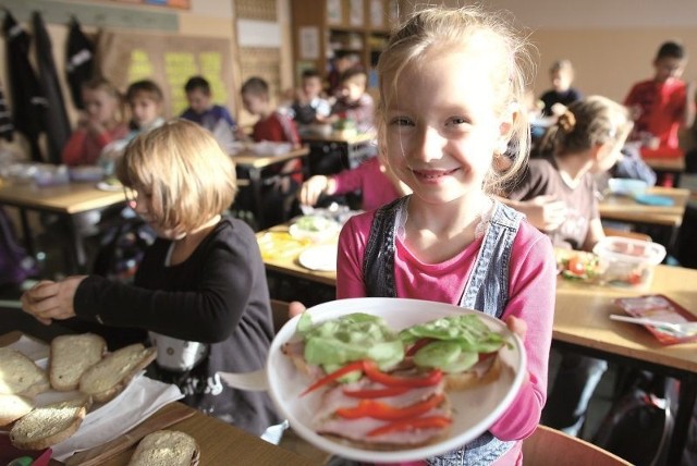 - Najlepsze na śniadanie są kanapki z szynką i warzywami - mówi Wiktoria Haczkiewicz. Obok Ola Myśliwiec z kl. II w PSP 2.