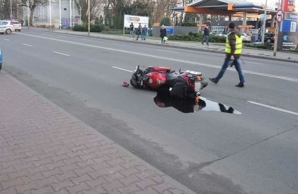 - Wstępnie ustalono, że motocyklista nie ustąpił pierwszeństwa pieszemu będącemu na przejściu dla pieszych - mówi Łukasz Więckowski z Komendy Powiatowej Policji w Stargardzie