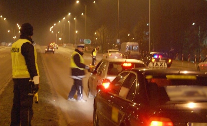 Masowa kontrola. 100 policjantów na ulicach [FOTO]