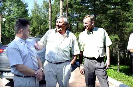 Jak widać uczestnikom spotkania dopisywały humory i pogoda. Od lewej Witold Ropa, naczelnik Wydziału Rozwoju Gospodarczego i Promocji Powiatu oraz starostowie: Vladimir Cahajla i Marian Gancarz