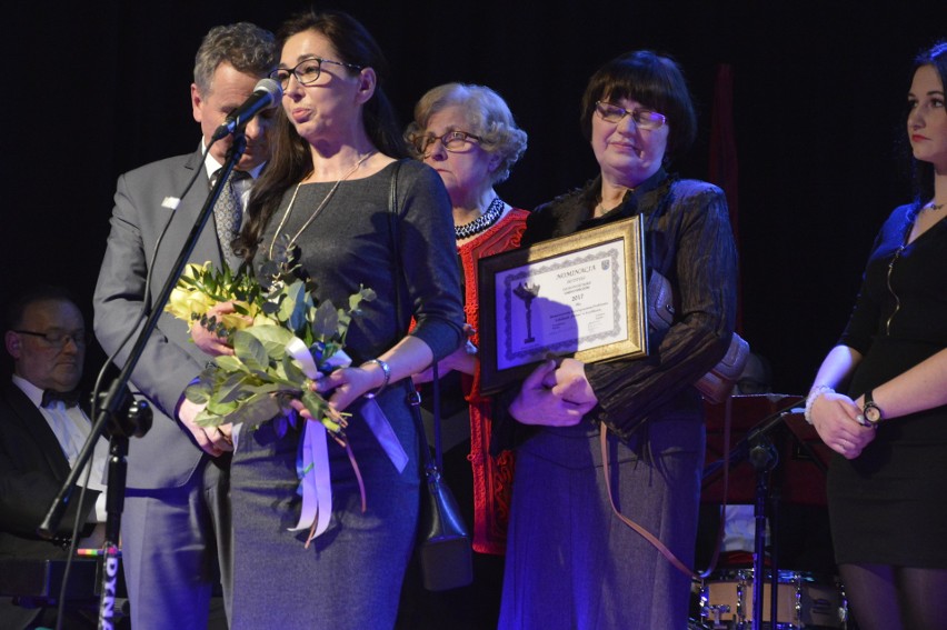 Teatr Ciut Frapujący Osobowością Roku 2017 Gminy Pińczów. Aktorzy statuetkę odebrali na uroczystej gali [ZDJĘCIA]