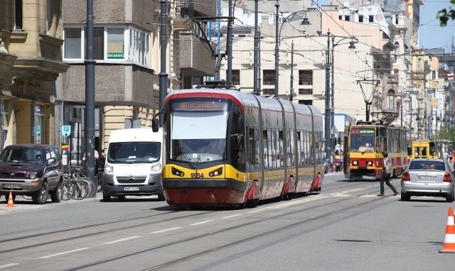 Jeszcze w marcu zeszłego roku mieszkańcy ul. Piotrkowskiej - a konkretnie domów położonych między al. Mickiewicza a ul. Żwirki/Wigury - wystosowali pismo do prezydent Hanny Zdanowskiej, w którym skarżyli się na hałas powodowany przez tramwaje.Te wraz z zakończeniem remontu W-Z i powstaniem przystanku Centrum wróciły po wielu latach przerwy na ten odcinek Pietryny.Ale mieszkańcom nie przeszkadzała komunikacja tramwajowa jako taka, lecz... pesy obsługujące linię 11, które przy hamowaniu i przyspieszaniu łomotały na nowym torowisku. Postulowali więc, by albo wyeliminować z ruchu niesprawne pojazdy, albo je naprawić. Na nowym torowisku ul. Piotrkowskiej, między al. Mickiewicza a Żwirki, najbardziej hałaśliwe są kupione w 2008 r. pesy 122N.