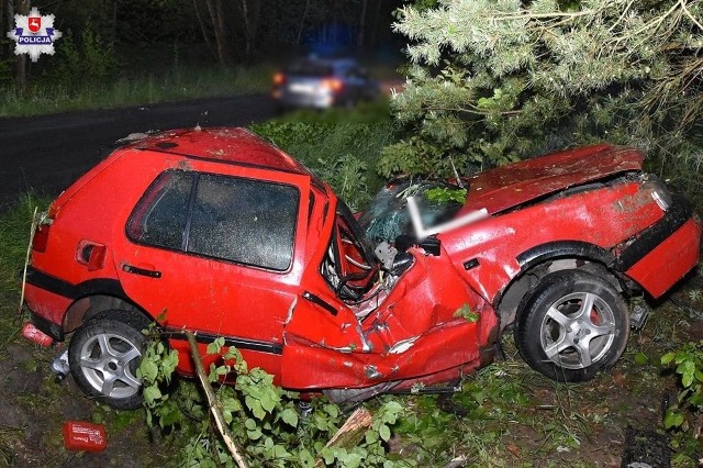 Policjanci wyjaśniają okoliczności dachowania pojazdu w miejscowości Olszanka w pow. krasnostawskim