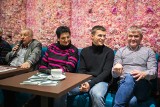 Marek Zakrzewski, Tomasz Czubak i Bernadeta Kopeć na jednej kanapie w Podkowa Cafe