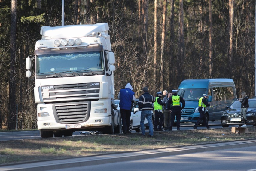 Białystok: Wypadek na wlocie od Augustowa. Zderzenie samochodu z ciężarówką [zdjęcia]