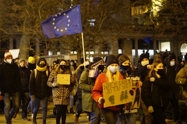 W środę, 9 grudnia, na poznańskim placu Wolności o godz. 17 po raz kolejny pojawiła się grupa manifestujących. Tym razem udali się oni na "Spacer dla przyszłości", bo taką nazwę nosiło to wydarzenie. Zgromadzeni walczyli o neutralność klimatyczną.Przejdź do kolejnego zdjęcia --->