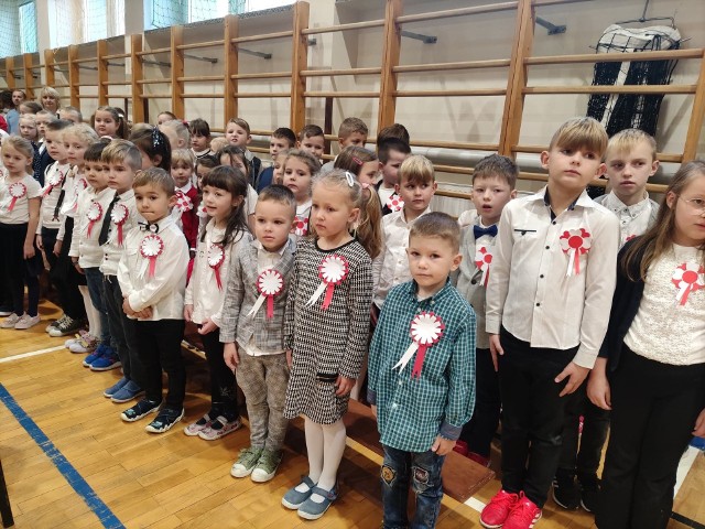 O godzinie 11:11  uczniowie Szkoły Podstawowej w Sukowie wspólnie odśpiewali Mazurka Dąbrowskiego.