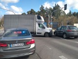 Wypadek na skrzyżowaniu w Augustowie. Bus zderzył się z osobowym volkswagenem. Jedna osoba ranna