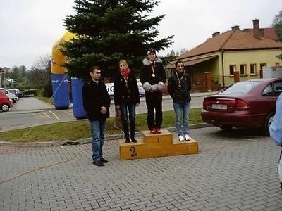 Najlepsze panie w klasyfikacji generalnej. Stoi Tomasz Świerzowski, brat patrona memoriału, na drugim stopniu podium Anna Wojna z ULKS Lipinki FOT. ARCHIWUM