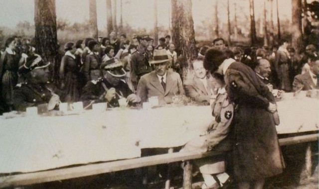 24 lipca 1932 roku obóz nad Jeziorem Białym koło Augustowa odwiedził  prezydent RP Ignacy Mościcki (w kapeluszu) i zjadł z harcerkami podwieczorek