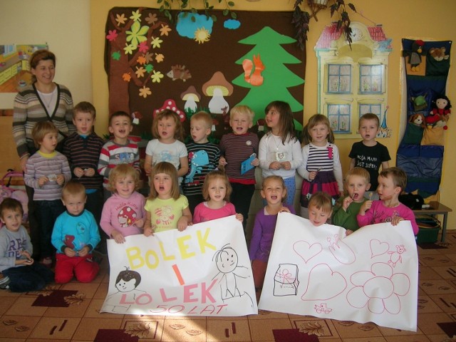 Dzieci z iłżeckiego przedszkola radośnie obchodziły 50 urodziny Bolka i Lolka.