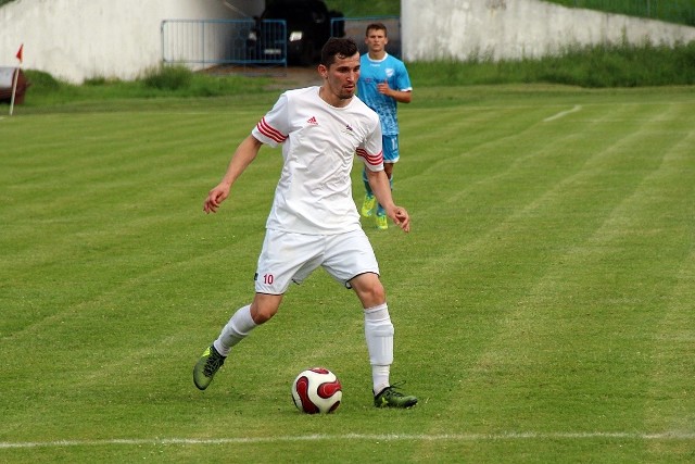 Krzysztof Rzeszowski (przy piłce) zdobył setnego gola dla Granatu w tym sezonie. Bramkę wbił swoim byłym kolegom z drużyny. Orlicz był jego poprzednim klubem