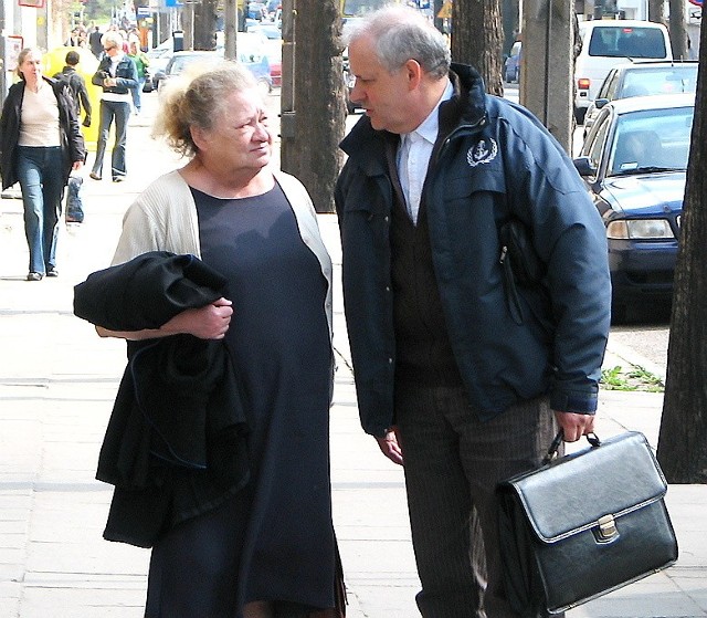 Po ostatniej rozprawie z sądu wychodzą Bogdan Guzowski ze swoim adwokatem Krystyną Chróścicką