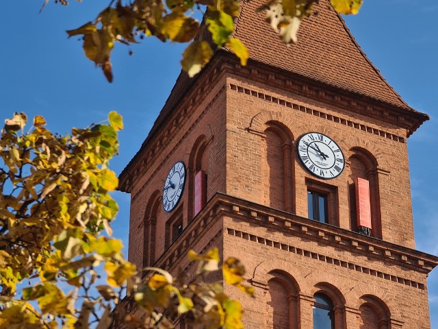 Tak wyglądają tarcze nowego zegara na wieży kościoła świętej Trójcy na Rynku Nowomiejskim w Toruniu.