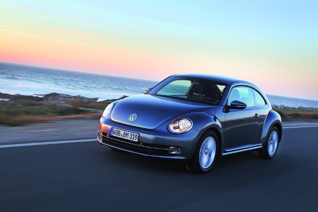 New Beetle produkowany jest w meksykańskiej fabryce w Puebla. Historia auta sięga 1998 roku, a ostatnie egzemplarze z taśmy produkcyjnej zjadą w lipcu 2019 roku. Koncern nie ukrywa, że Beetle nie sprzedaje się najlepiej za sprawą coraz popularniejszych SUV-ów.Fot. Volkswagen